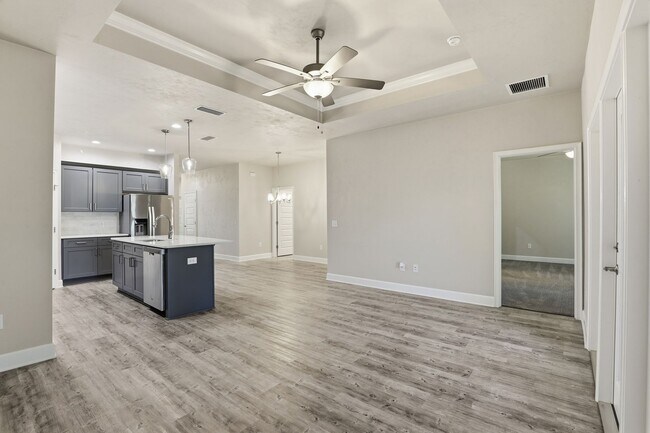 Building Photo - Villas of West 3Bed/2Bath End Unit