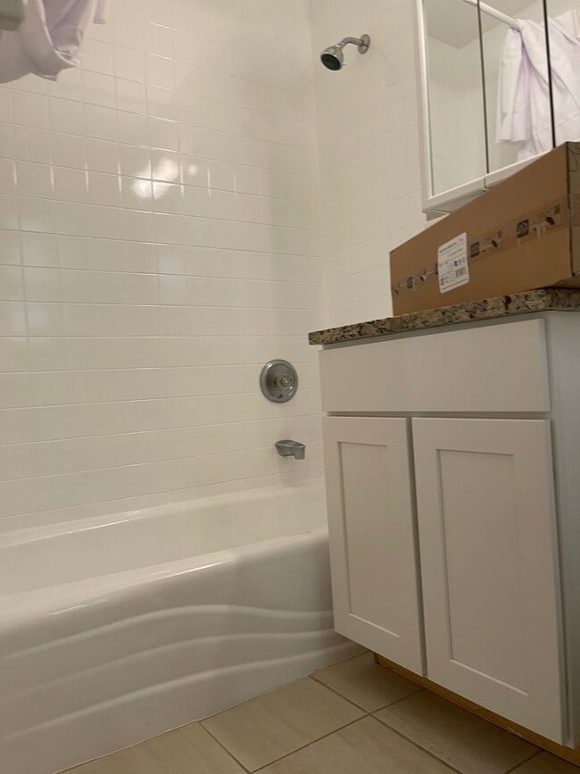 Building Photo - Older renovation but very nice layout 2 bed .  ht Hw Inc No Fee Next 1 FREE MONTH