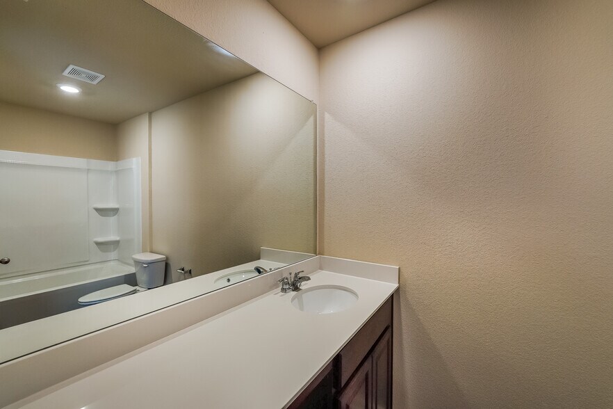 Building Photo - 525 Clover Cir