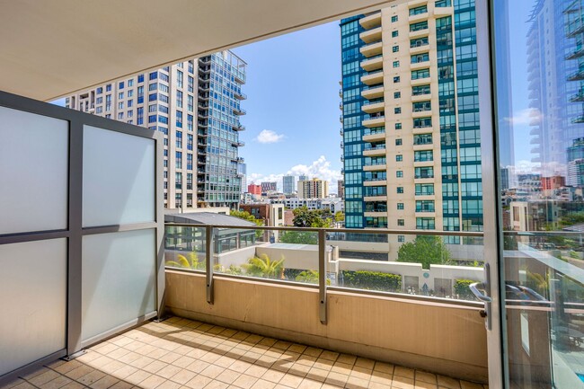 Building Photo - Water Views in the Pinnacle Marina