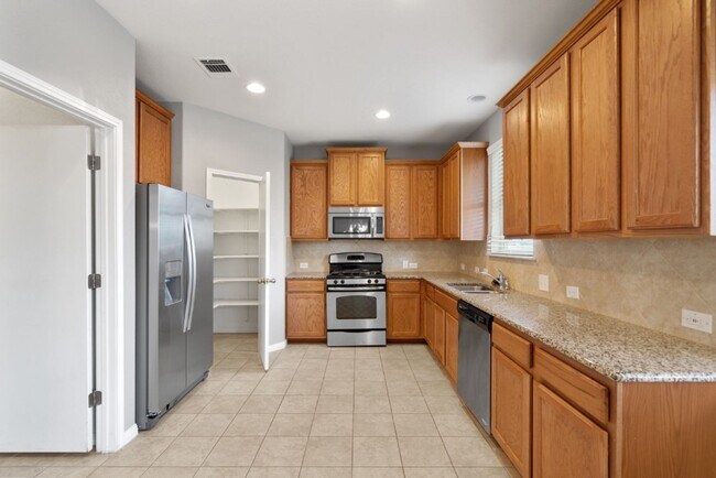 Building Photo - 467 Twisted Oaks Ln