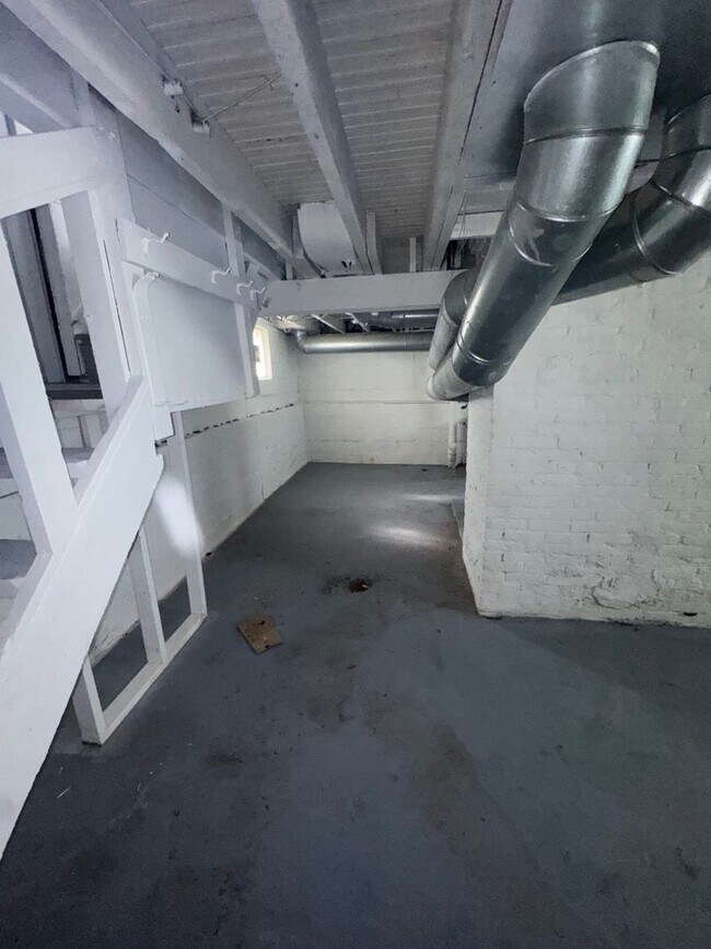 Building Photo - 4136 E 135th St