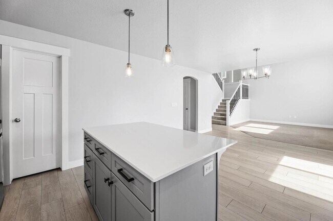 Building Photo - 6 Bedroom 3.5 Bathroom House in Saratoga Springs!