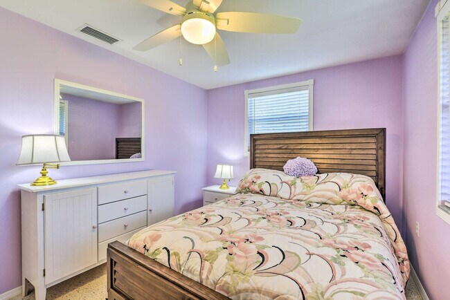 Building Photo - 896 S Venice Blvd