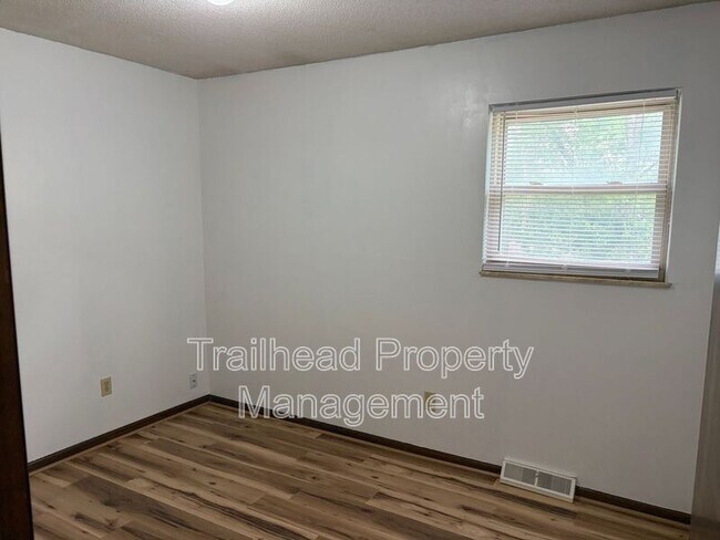 Building Photo - 8923 N Walnut St