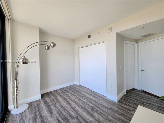 Building Photo - 121 NE 34th St