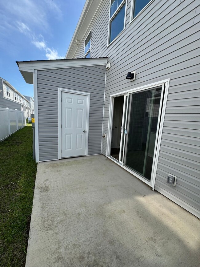 Building Photo - Stunning Townhome in Sneads Ferry