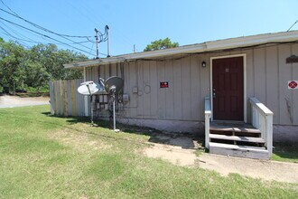 Building Photo - 2-Bedroom Apt. with Walk-In Closet & Private Deck