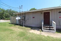 Building Photo - 2-Bedroom Apt. with Walk-In Closet & Private Deck