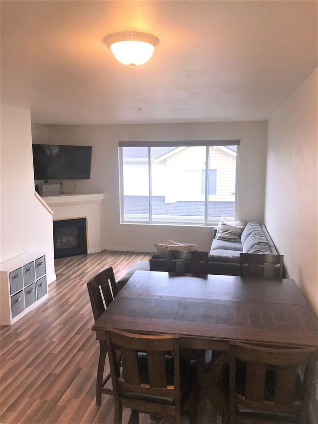 Building Photo - 2bd/2.5ba Duvall House