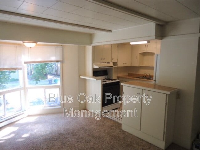 Building Photo - 605 W 6th St