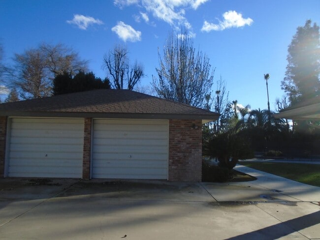 Building Photo - NW - CUSTOM HOME WITH POOL!!