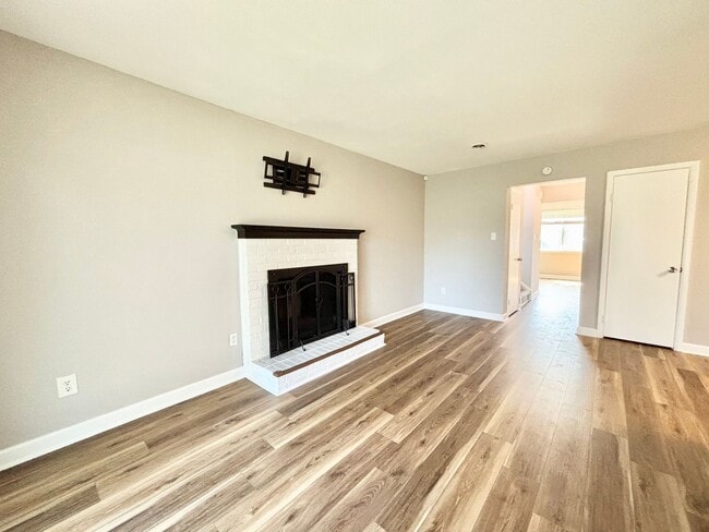 Building Photo - Cozy Updated End Unit Home In Virginia Beach