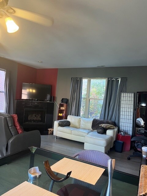 Family Room - 757 W Eastman St