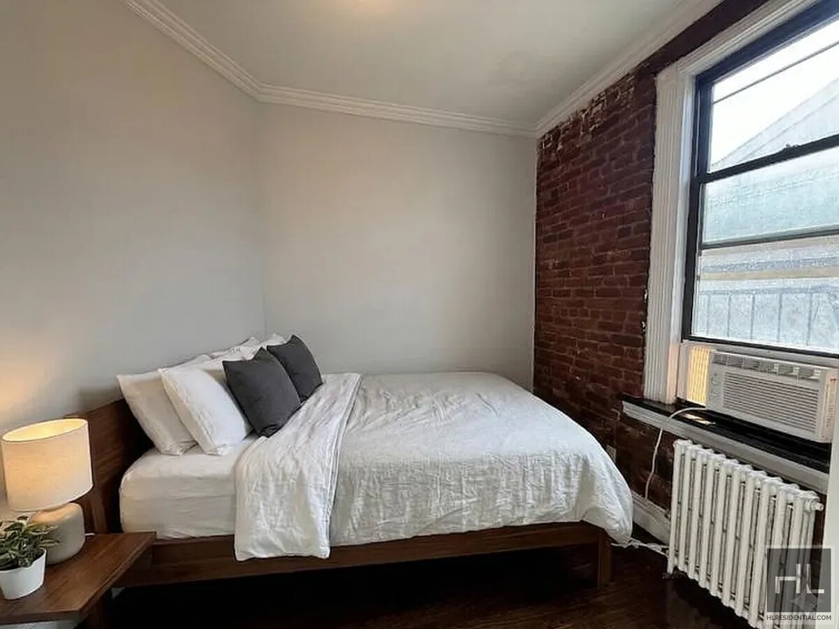 Building Photo - East 13th Street