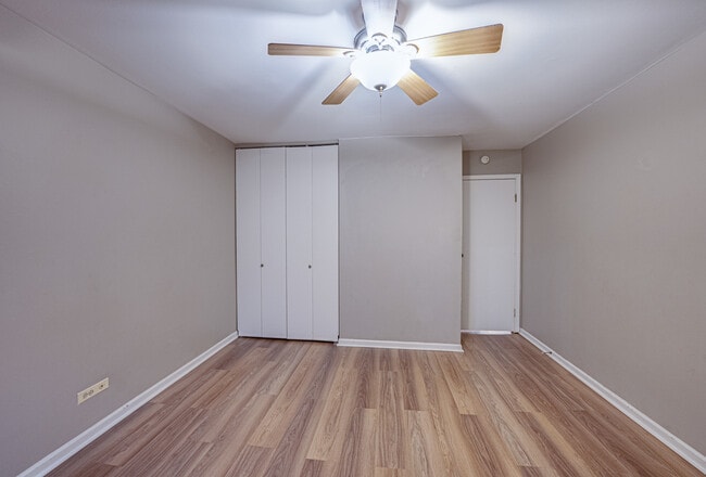 Building Photo - 5801 Oakwood Dr