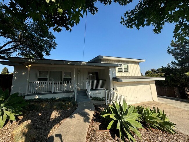 Building Photo - 6 Bed/ 5 Bath on Campanile! Large back are...