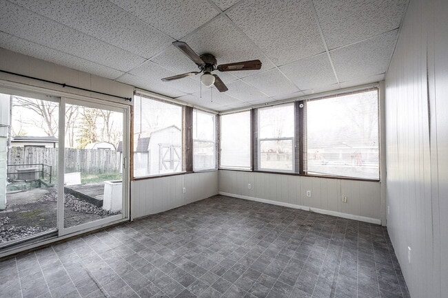 Building Photo - "Charming 3-Bed, 2-Bath Gem on E 35th St w...