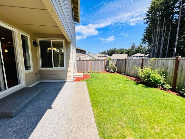 Building Photo - Stunning 5 bedroom W/Bed & Full Bath on Main Floor