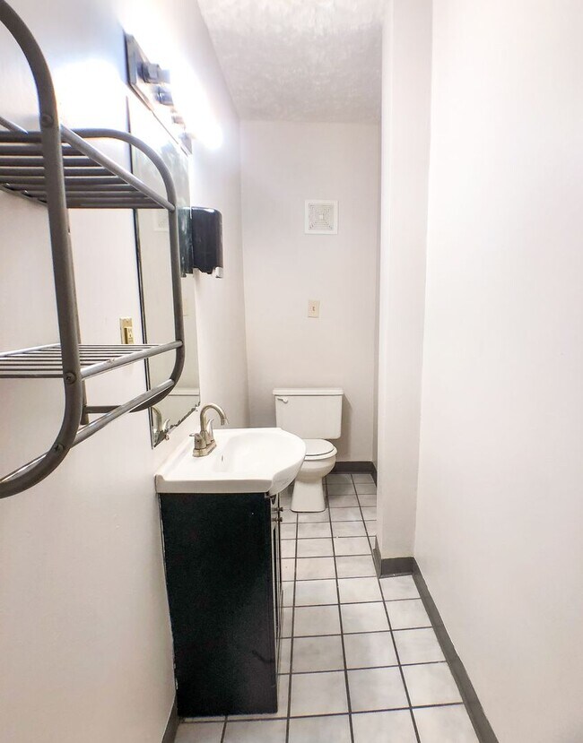 Building Photo - 1 Bed / 1 Bath on 10th Ave close to Wexner Medical Center