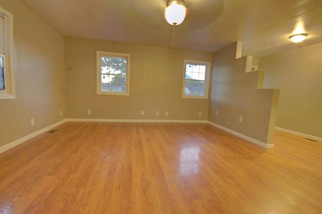 Building Photo - 4 bed, 2 bath home