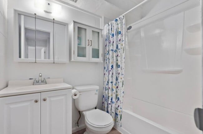 Building Photo - Nice & Clean 2 bedrooms, 1 bath and 1 parking apartment is located in Waipiolani Building