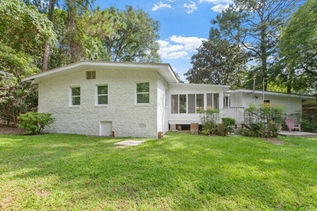 Building Photo - 3 bedroom 2 bath house 1-car garage walk to TMH!! Available in MAY!