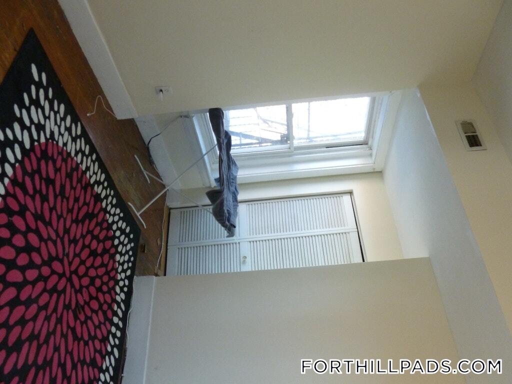 Building Photo - 227 Roxbury St