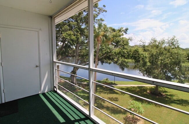 Building Photo - Charming Lakeside Retreat at Seminole Gard...