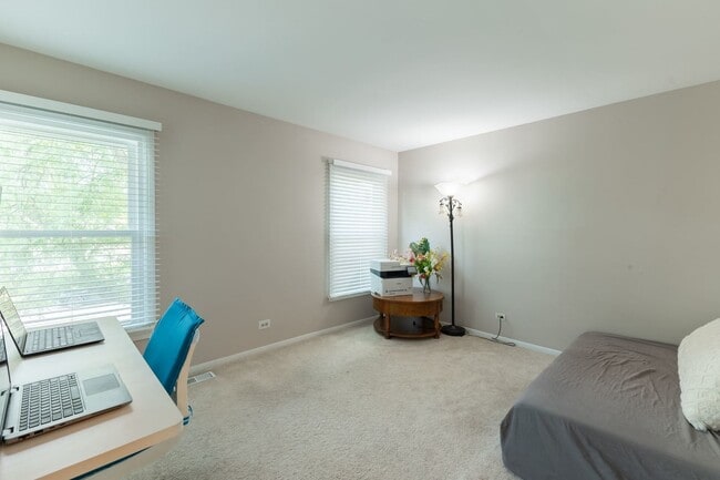 Building Photo - 520 Highland Grove Dr