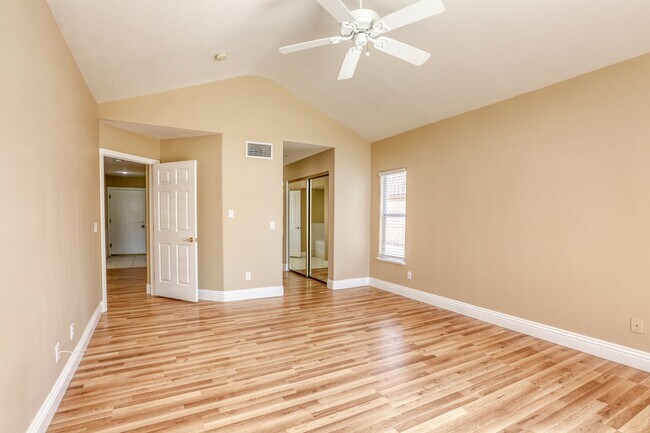 Building Photo - POOL HOME WITH LUSCIOUS GOLF COURSE & MAJE...