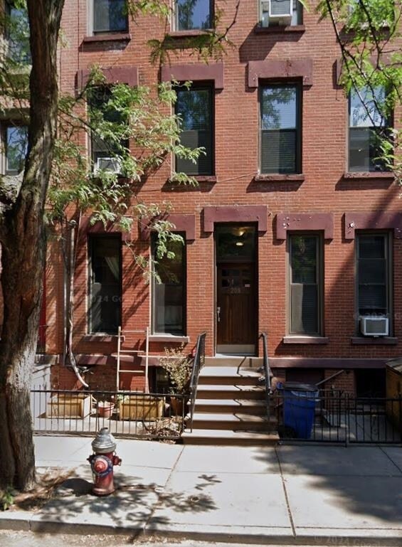 Building Photo - 208 7th St