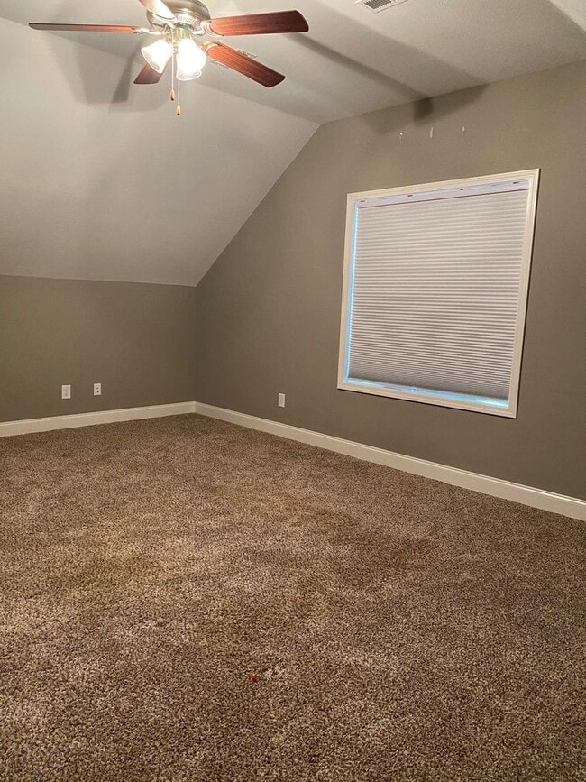 Building Photo - Beautiful Home Built in 2019!!  Open Floor Plan with 3 Bed/2.5 Bath and 2 Car garage, Fenced yard!