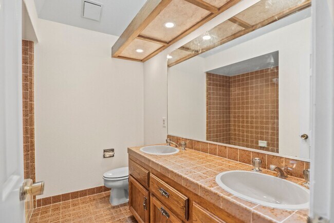 Building Photo - Beautiful big house with great school district. Gustavo Lopez AMSI