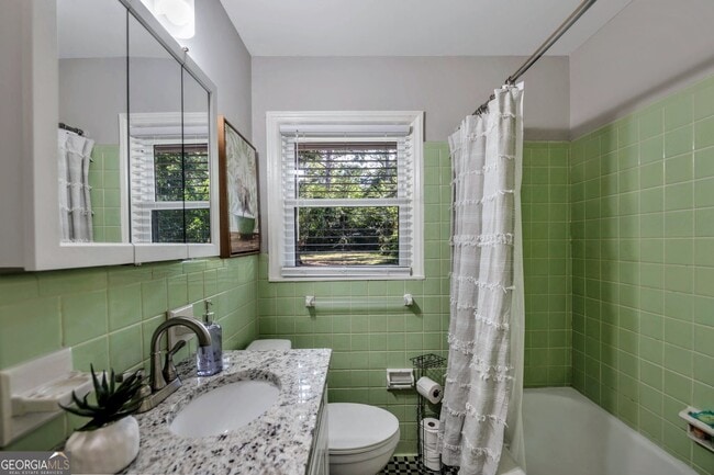 Building Photo - 1131 Stoneybrook Rd