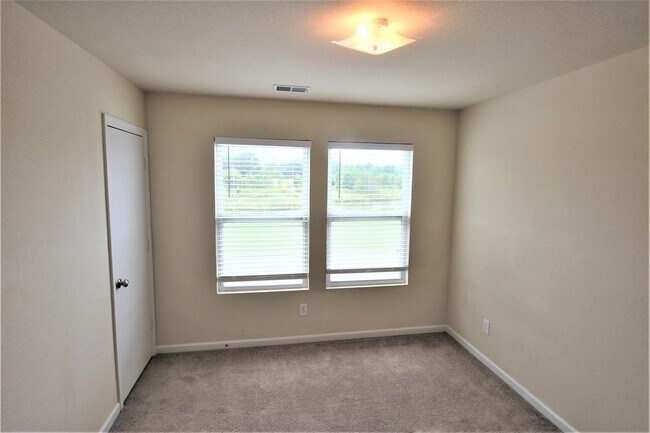Building Photo - Move In Special!! 1/2 Off First Month's Re...