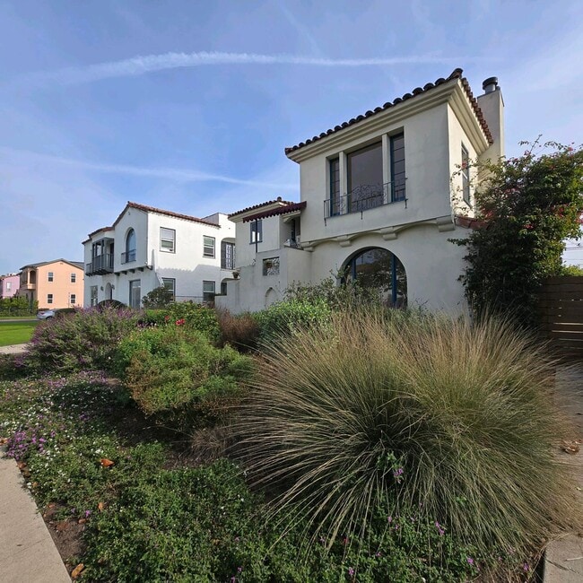 Building Photo - Large Fairfax area Lower Duplex