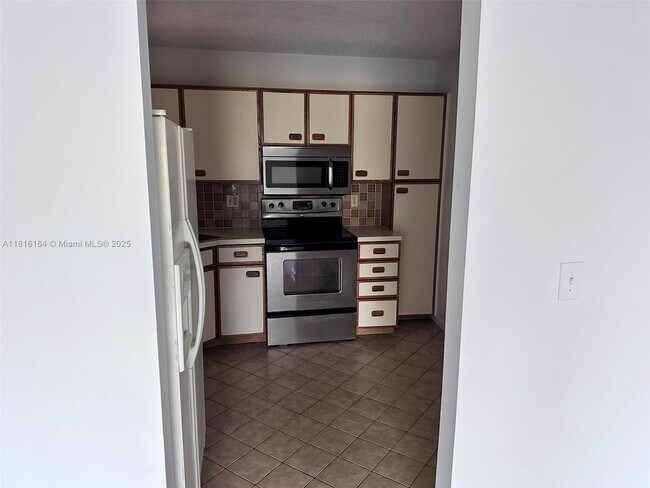 Building Photo - 2526 Carambola Cir N