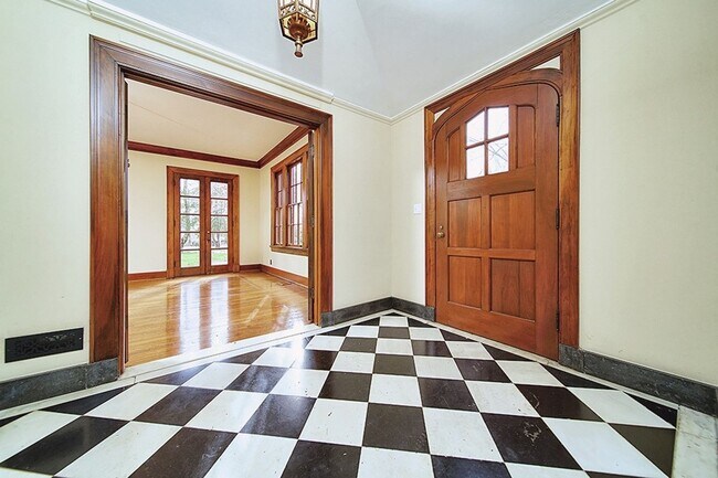 Building Photo - Stunning Tudor-style 4BR/3.5BA home in a prime, unbeatable location!