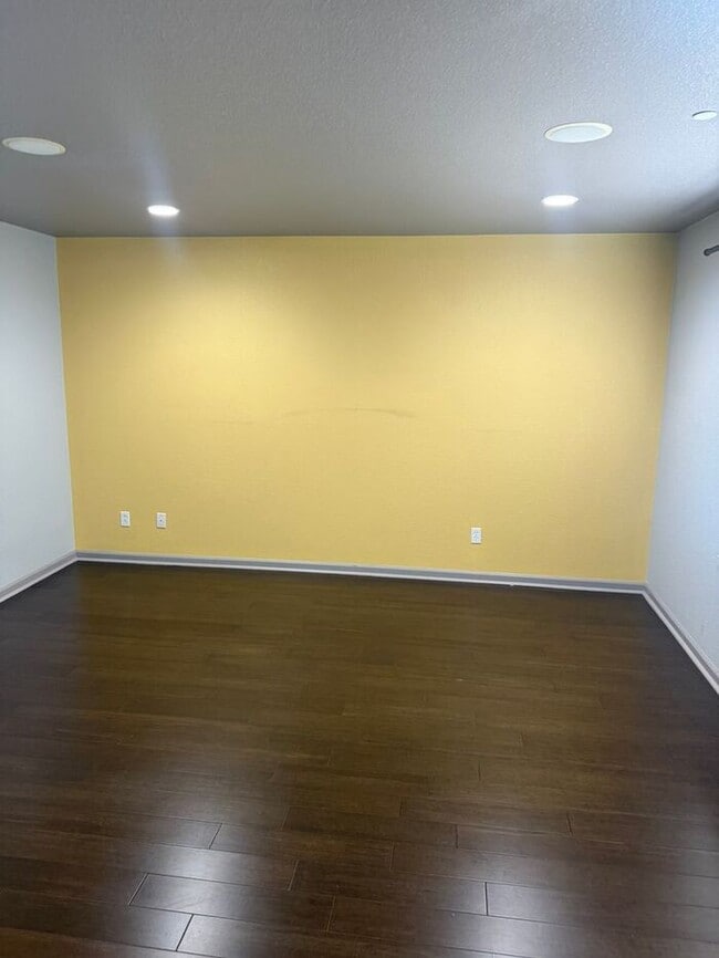 Building Photo - Beautiful 3 Bedrooms 2.5 Bath