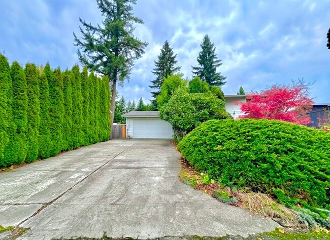 Building Photo - ***MOVE IN SPECIAL!!!*** Fully Furnished 4-bedroom, 2-bath home with Beautiful Backyard in Renton