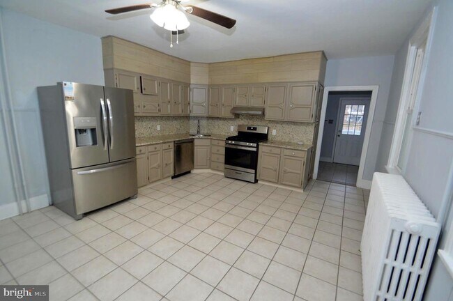 Building Photo - 322 Jones Ave