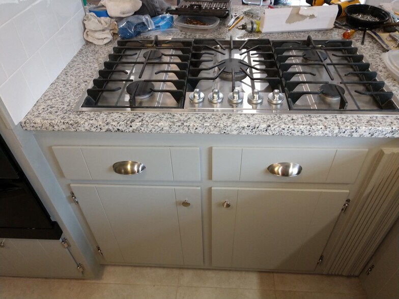 gas stainless stove - 6457 Peacock Blvd