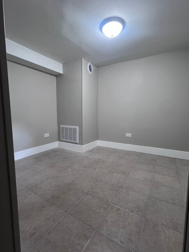 Building Photo - 3353 W Warren Blvd