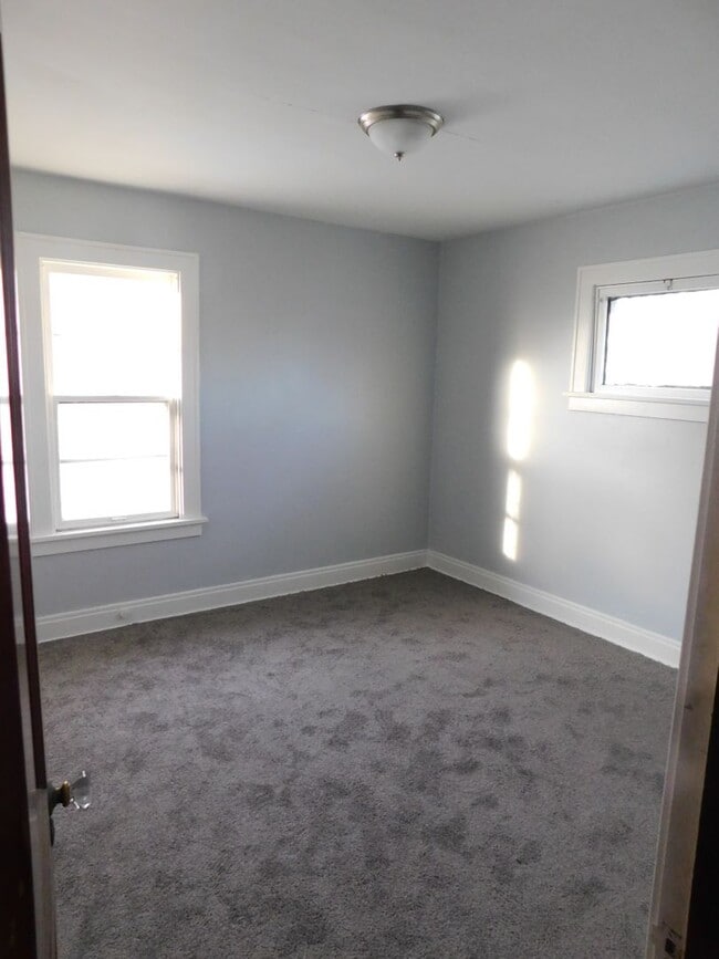 Building Photo - Beautiful 3 Bdrm Single Family Home