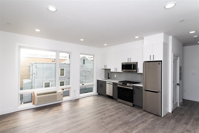 Building Photo - 396 Summit Ave