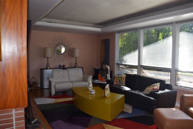 Building Photo - 301 Homan Ave