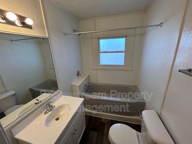 Building Photo - 1038 Walnut Hill Pl