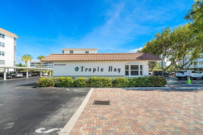 Building Photo - 931 Gardenia Dr