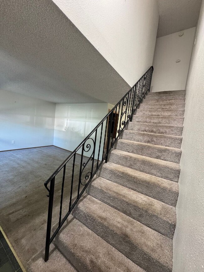 Building Photo - Fox - 220
